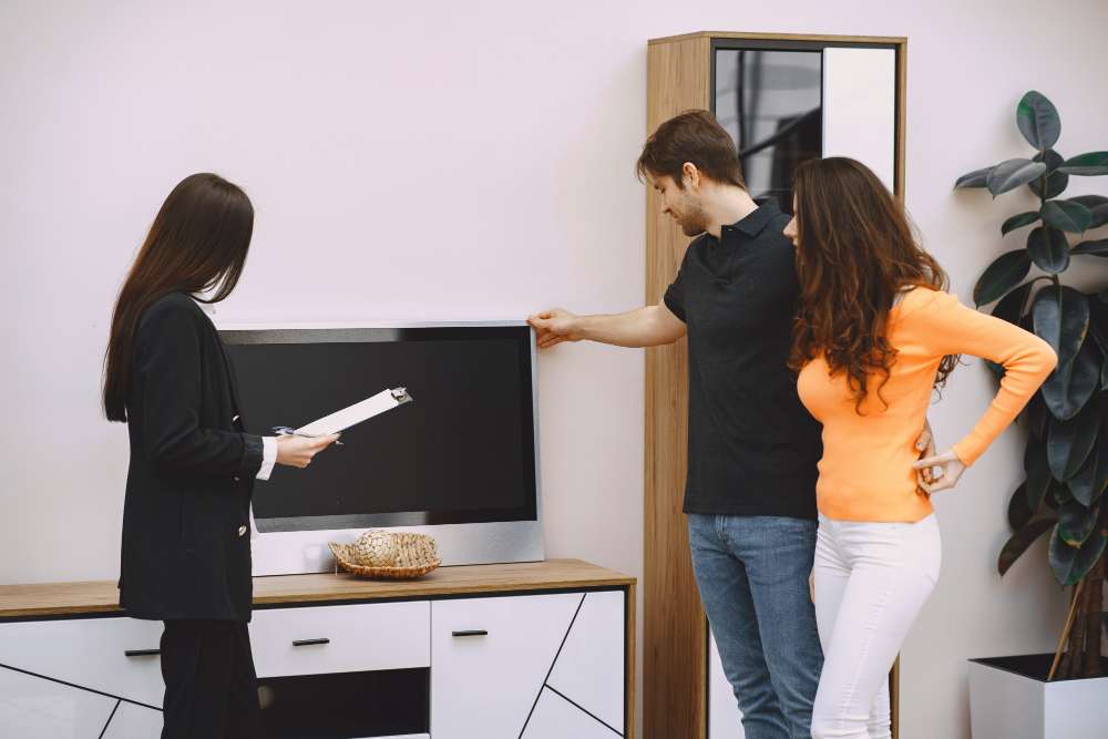 zena i muskarac biraju televizor za svoj dom<p dir=ltrKupovina novog televizora podrazumeva mnogo vi&scaron;e od izbora proizvođača ili rezolucije ekrana. Jedno od prvih pitanja koje se postavlja jeste kolika dijagonala odgovara prostoru u kome će uređaj biti postavljen. Prevelik televizor može otežati gledanje ako je udaljenost mala, dok premali ekran neće pružiti dobar doživljaj u većim prostorijama.<p dir=ltrPoslednjih godina dostupne su brojne dimenzije televizora, od kompaktnih modela namenjenih manjim sobama do velikih ekrana koji zauzimaju centralno mesto u dnevnom boravku. Zbog toga je korisno sagledati vi&scaron;e faktora pre dono&scaron;enja odluke. Pored veličine prostorije, važni su udaljenost od ekrana, rezolucija slike, način kori&scaron;ćenja televizora i broj osoba koje ga najče&scaron;će gledaju.<p dir=ltrPravilan izbor dijagonale omogućava prijatnije gledanje filmova, sportskih prenosa i serija, ali i bolje iskustvo prilikom igranja video-igara ili povezivanja televizora sa drugim uređajima. Razumevanje osnovnih kriterijuma olak&scaron;ava izbor modela koji će odgovarati svakodnevnim potrebama <a href=https://www.mojbazar.rs/blogovi/dom/1.htmldomaćinstva</a.<h2 dir=ltrZa&scaron;to veličina prostorije ima veliki značaj?</h2<p dir=ltrPrvi korak pri izboru televizora jeste procena prostora u kome će uređaj biti postavljen. Nije svaka dijagonala pogodna za svaku prostoriju, pa dimenzije dnevnog boravka ili spavaće sobe imaju važnu ulogu.<p dir=ltrU manjim prostorijama televizor velikih dimenzija može biti preblizu mestu za sedenje. To može otežati praćenje cele slike, naročito tokom dužeg gledanja. Sa druge strane, u velikim dnevnim sobama mali ekran može delovati nedovoljno pregledno.<p dir=ltrVažno je razmotriti i raspored name&scaron;taja. Ako se televizor postavlja na zid ili policu naspram garniture, udaljenost između mesta za sedenje i ekrana treba da bude jedan od glavnih kriterijuma prilikom izbora dijagonale.<h2 dir=ltrKada je televizor 55 inča dobar izbor?</h2<p dir=ltrTelevizor 55 inča spada među najtraženije dijagonale jer predstavlja dobar balans između dimenzija ekrana i mogućnosti postavljanja u različite tipove prostorija.<p dir=ltrOva veličina najče&scaron;će odgovara dnevnim boravcima srednje veličine, gde je udaljenost gledanja približno između 2 i 3 metra. U tom slučaju slika ostaje pregledna, a detalji dolaze do izražaja, posebno kod 4K rezolucije.Ako razmatrate kupovinu, pogledajte ponudu<a href=https://www.inelektronik.rs/tv-55-inca&nbsp;</atelevizora na linku <a href=https://www.inelektronik.rs/tv-55-inca</a<a href=https://www.inelektronik.rs/tv-55-incahttps://www.inelektronik.rs/tv-55-inca</a i uporedite modele prema tehnologiji ekrana, rezoluciji i drugim karakteristikama.<p dir=ltrJo&scaron; jedna prednost ove dijagonale jeste &scaron;irok izbor modela. Gotovo svi proizvođači nude televizore od 55 inča u različitim cenovnim kategorijama, pa kupci mogu birati između LED, QLED, OLED i drugih tehnologija prikaza.<h2 dir=ltrKako udaljenost od ekrana utiče na izbor dijagonale?</h2<p dir=ltrUdaljenost između televizora i mesta za gledanje često je važnija od same veličine prostorije. Ako se sedi preblizu velikom ekranu, pogled mora stalno da prati celu povr&scaron;inu slike, &scaron;to može biti zamorno.<p dir=ltrKod televizora sa 4K rezolucijom moguće je sedeti bliže ekranu nego kod starijih Full HD modela, jer veća gustina piksela omogućava jasniji prikaz bez uočavanja pojedinačnih tačaka.<p dir=ltrPre kupovine korisno je izmeriti stvarnu udaljenost od garniture do mesta gde će televizor stajati. Na osnovu toga lak&scaron;e je proceniti da li odgovara model od 43, 50, 55, 65 ili vi&scaron;e inča.<h2 dir=ltrTelevizor 55 inča za filmove, sport i video-igre</h2<p dir=ltrTelevizor 55 inča često predstavlja izbor korisnika koji žele uređaj za različite vrste sadržaja. Na toj dijagonali filmovi, serije i sportski prenosi imaju dovoljno veliki prikaz, dok ekran ne zauzima previ&scaron;e prostora.<p dir=ltrZa ljubitelje sporta veća dijagonala omogućava lak&scaron;e praćenje de&scaron;avanja na terenu, naročito kod prenosa u visokoj rezoluciji. Pokreti igrača i detalji slike postaju pregledniji.<p dir=ltrKod video-igara ova veličina ekrana omogućava dobar pregled scene bez potrebe za preteranim pomeranjem pogleda. Zbog toga mnogi proizvođači upravo u kategoriji od 55 inča nude modele sa većom frekvencijom osvežavanja slike i podr&scaron;kom za savremene konzole.<p dir=ltr<img class=fr-dib fr-draggable src=/login/images/8783-compressed---9ae57a771ef104e33dfd111ce5961d63753888bd.jpg style=width: 100%; alt=zena i muskarac ispred televizora u sobi<h2 dir=ltrDa li treba razmi&scaron;ljati i o rezoluciji ekrana?</h2<p dir=ltrDijagonala televizora ne može se posmatrati odvojeno od rezolucije. Veći ekran sa niskom rezolucijom neće pružiti isti kvalitet prikaza kao ekran iste veličine sa 4K rezolucijom.<p dir=ltrDanas većina televizora srednje i veće dijagonale dolazi sa 4K rezolucijom, koja omogućava prikaz većeg broja detalja. Kod većih ekrana ta razlika postaje posebno uočljiva.<p dir=ltrAko se televizor koristi za gledanje sadržaja sa streaming servisa, modernih TV platformi ili igraćih konzola, izbor modela sa 4K rezolucijom predstavlja logičan korak bez obzira na odabranu dijagonalu.<h2 dir=ltrKako planirati dugoročnu kupovinu televizora?</h2<p dir=ltrTelevizor se najče&scaron;će kupuje za vi&scaron;e godina kori&scaron;ćenja. Zato nije dovoljno razmi&scaron;ljati samo o trenutnim potrebama, već i o tome kako će se uređaj koristiti u budućnosti.<p dir=ltrPromena rasporeda name&scaron;taja, preseljenje u veći prostor ili prelazak na nove izvore sadržaja mogu uticati na to da li će odabrana dijagonala i dalje odgovarati potrebama domaćinstva.<p dir=ltrZbog toga mnogi kupci biraju ne&scaron;to veći ekran nego &scaron;to su prvobitno planirali, posebno ako raspoloživi prostor i udaljenost gledanja to dozvoljavaju.<h2 dir=ltrNajče&scaron;će gre&scaron;ke pri izboru veličine televizora</h2<p dir=ltrJedna od najče&scaron;ćih gre&scaron;aka jeste izbor televizora isključivo na osnovu cene ili trenutnog popusta. Dijagonala koja ne odgovara prostoru može umanjiti zadovoljstvo kori&scaron;ćenjem bez obzira na tehničke karakteristike uređaja.<p dir=ltrDruga česta gre&scaron;ka jeste zanemarivanje udaljenosti gledanja. Kupovina najvećeg mogućeg modela nije uvek najbolje re&scaron;enje ako prostorija nema dovoljno mesta.<p dir=ltrTreba obratiti pažnju i na način postavljanja televizora. Zidna montaža, visina postavljanja i raspored name&scaron;taja mogu uticati na ukupni utisak prilikom gledanja jednako kao i sama dijagonala ekrana.<h2 dir=ltrZaključak</h2<p dir=ltrOdgovor na pitanje koju dijagonalu televizora izabrati zavisi od vi&scaron;e faktora, a ne samo od ličnih želja. Veličina prostorije, udaljenost gledanja, rezolucija ekrana i način kori&scaron;ćenja zajedno određuju koji model će pružiti najbolje iskustvo.<p<br<p dir=ltrTelevizor 55 inča predstavlja jednu od najče&scaron;će biranih opcija jer odgovara velikom broju domaćinstava i može uspe&scaron;no zadovoljiti potrebe za gledanjem filmova, sporta i drugih sadržaja. Ipak, konačna odluka treba da bude zasnovana na realnim uslovima u prostoru u kome će uređaj biti postavljen.<p<br<p dir=ltr<a href=https://iskustvaipreporuke.rs/blog/kako-da/a16758/Kolika-je-idealna-udaljenost-od-televizora.htmlPravilnim izborom</a dijagonale televizor postaje uređaj koji će godinama odgovarati potrebama domaćinstva i omogućiti prijatno gledanje različitih vrsta sadržaja.