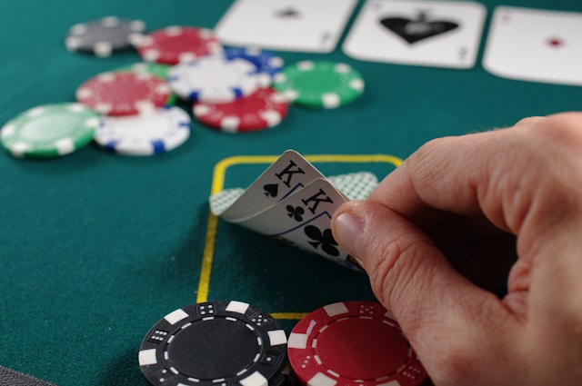 Ruka drži par kraljeva na zelenom poker stolu pored žetona<p dir=ltrKarta&scaron;ke igre opstaju jer lako spajaju jednostavna pravila, druženje i različite stilove igre, bez obzira na to da li se igraju za kuhinjskim stolom, na putovanju ili tokom opu&scaron;tenog druženja uz kafu.&nbsp;<p dir=ltrNjihova popularnost ne opada; menja se samo oblik u kom se pojavljuju, od klasičnih porodičnih partija do savremenih verzija koje se igraju na ekranu telefona, dok se dru&scaron;tveni duh koji ih odlikuje sve če&scaron;će seli i u virtuelni prostor.&nbsp;<p dir=ltrUpravo ta prilagodljivost obja&scaron;njava za&scaron;to karte i danas imaju mesto u svakodnevnom životu i za&scaron;to se, u zavisnosti od prilike, biraju čas brže, opu&scaron;tenije partije, čas složenije i strate&scaron;ki zahtevnije igre.<h2 dir=ltrZa&scaron;to karta&scaron;ke igre i dalje privlače igrače?</h2<p dir=ltrRazlog dugovečnosti karta&scaron;kih igara leži u kombinaciji jednostavnosti i dubine koju retko koja druga zabava nudi u istoj meri. Pravila se mogu objasniti za nekoliko minuta, ali savladavanje strategije često traje mnogo duže, &scaron;to igraču ostavlja prostor za napredovanje. Ta ravnoteža između lakog ulaska i te&scaron;kog majstorstva čini da igra ne dosadi brzo, bez obzira na broj odigranih partija.<p dir=ltrDru&scaron;tveni aspekt takođe igra veliku ulogu. Karte spajaju ljude oko stola, podstiču razgovor i stvaraju prirodan povod za druženje, &scaron;to ih razlikuje od mnogih digitalnih oblika zabave koji su usmereni ka pojedincu. Ipak, razvojem online platformi, taj dru&scaron;tveni element se preselio i u virtuelni prostor, gde igrači iz različitih gradova mogu da sednu za isti sto, a da se nikada fizički ne sretnu.<p dir=ltrZanimljivo je da ba&scaron; ta dvostrukost, fizička i digitalna forma, održava karta&scaron;ke igre relevantnim za sve generacije. Stariji igrači često ostaju verni tradicionalnim verzijama, dok mlađi lak&scaron;e prihvataju mobilne aplikacije i online varijante. Bez obzira na format, osnovni princip ostaje isti: me&scaron;avina ve&scaron;tine, strategije i određene doze sreće.<h2 dir=ltrKako se razlikuju pravila i ritam partije?</h2<p dir=ltrKada se karta&scaron;ke igre porede, jedna od ključnih razlika odnosi se na tempo kojim se partija odvija. Neke igre traju svega nekoliko minuta i pogodne su za brzu razonodu, dok druge zahtevaju duže sesije i strpljenje kroz vi&scaron;e krugova. Upravo ta razlika u ritmu često određuje ko će se odlučiti za koju igru, u zavisnosti od raspoloživog vremena i raspoloženja.<p dir=ltrStepen složenosti pravila takođe značajno varira. Igre poput table ili jednostavnih varijanti remija lako se usvajaju, jer se zasnivaju na osnovnim principima sabiranja ili poređenja karata. Sa druge strane, postoje igre koje zahtevaju razumevanje slojevitih kombinacija, procenu verovatnoće i sposobnost čitanja protivnika, &scaron;to ih svrstava u zahtevniju kategoriju.<p dir=ltrTempo i pravila su usko povezani, jer složenije igre po pravilu traže i sporiji ritam, dok jednostavnije verzije omogućavaju brzo smenjivanje partija. Ba&scaron; zato izbor igre često zavisi od toga da li igrač želi opu&scaron;ten provod ili ozbiljniju intelektualnu igru.&nbsp;<p dir=ltrPoker se u tom kontekstu često pominje kao primer jasno definisanih pravila, a početnik prvo treba da savlada <a href=https://www.balkanbet.rs/balkan-bet-blog/poker-pravila-kako-se-igra-poker-ruke-u-pokerupoker pravila, kombinacije karata i jačinu ruke</a. Kombinacije karata i jačina ruku tu određuju čitav tok partije i zahtevaju konstantnu pažnju.<p dir=ltrOno &scaron;to je zanimljivo jeste da čak i unutar iste porodice igara postoje velike razlike. Dve varijante mogu deliti osnovnu ideju, ali se razlikovati po broju karata, načinu podele ili dodatnim pravilima koja menjaju dinamiku. Zbog toga poznavanje jedne varijante ne garantuje automatsko snalaženje u drugoj, &scaron;to igračima često predstavlja prijatno iznenađenje kada otkriju nove nijanse.<p dir=ltr<img class=fr-dib fr-draggable src=/login/images/pexels-cottonbro-6961907---6497e7b52af39c9cdfefd7a657ff2326b9ff474c.jpg style=width: 100%; alt=Ruke drže špil karata pored šarenih poker žetona na stolu<h2 dir=ltrPoker kao primer složenije igre</h2<p dir=ltrPoker se često navodi kao ilustracija toga koliko karta&scaron;ka igra može biti slojevita, a da pritom zadrži jasnu strukturu. Osnovni cilj je jednostavan: formirati &scaron;to jaču kombinaciju karata ili ubediti protivnike da odustanu, ali put do tog cilja uključuje procenu rizika, čitanje pona&scaron;anja za stolom i razumevanje verovatnoće. Ba&scaron; ta kombinacija čini poker igrom koja traži i logiku i psihologiju.<p dir=ltrZamislite situaciju za stolom gde igrač drži dve karte u ruci, a na stolu se nalaze jo&scaron; tri zajedničke karte. U tom trenutku poznavanje jačine ruku postaje presudno, jer igrač mora da proceni da li njegova kombinacija nadma&scaron;uje ono &scaron;to protivnici mogu imati.&nbsp;<p dir=ltrUpravo kroz ovakav konkretan primer najlak&scaron;e se obja&scaron;njava za&scaron;to se početnici često fokusiraju na učenje redosleda kombinacija pre nego &scaron;to pređu na složenije strategije.<p dir=ltrRedosled snage ruku kreće se od jednostavnih kombinacija, poput para, pa sve do retkih i moćnih kombinacija koje se ređe pojavljuju tokom igre.&nbsp;<p dir=ltrRazumevanje tog redosleda predstavlja temelj za dalje napredovanje, jer bez njega igrač ne može da proceni sopstvenu poziciju za stolom. Zbog toga se u vodičima za početnike gotovo uvek prvo obja&scaron;njava hijerarhija kombinacija, a tek potom strategije blefiranja i čitanja protivnika.<p dir=ltrVredi napomenuti da poker, iako se često prikazuje kao igra sreće, u dužoj perspektivi mnogo vi&scaron;e zavisi od doslednosti i strpljenja. Igrač koji razume pravila i redovno primenjuje logičko rasuđivanje ima veće &scaron;anse za stabilne rezultate od onog koji se oslanja isključivo na intuiciju. Ipak, treba imati na umu da svaka partija nosi element neizvesnosti, pa nijedna strategija ne garantuje ishod.<h2 dir=ltrBrže igre za opu&scaron;teno veče</h2<p dir=ltrNasuprot pokeru, postoje karta&scaron;ke igre koje su osmi&scaron;ljene za brzo i opu&scaron;teno druženje, bez potrebe za dubljom strategijom. Igre poput pik-&scaron;esta ili jednostavnih varijanti remija idealne su za situacije kada se okupi veći broj ljudi, a cilj je pre svega zabava, a ne takmičarski duh.&nbsp;<p dir=ltrKod ovakvih igara, pravila se obja&scaron;njavaju za par minuta, a partija se često zavr&scaron;i pre nego &scaron;to učesnici uop&scaron;te stignu ozbiljnije da razmi&scaron;ljaju o potezima.<p dir=ltrOno &scaron;to ove igre razlikuje od pokera jeste manji uticaj individualne <a href=https://www.mojbazar.rs/blog/koje-se-sve-vestine-mogu-razviti-kroz-igranje-ekipnih-sportova.htmlve&scaron;tine</a na krajnji ishod. Sreća u podeli karata igra značajniju ulogu, &scaron;to partiju čini nepredvidivom i pristupačnom za sve uzraste. Upravo zbog toga se ovakve igre često biraju za porodična okupljanja ili opu&scaron;tene večeri sa prijateljima, gde je atmosfera važnija od strogog nadmetanja.<p dir=ltrZanimljivo je da ba&scaron; ta jednostavnost ne znači i manju popularnost. Naprotiv, brze igre često imaju &scaron;iru bazu igrača, jer ne zahtevaju prethodno znanje niti dugo učenje pravila. Upravo ta pristupačnost čini brze igre podjednako vrednim delom karta&scaron;ke kulture kao &scaron;to je to slučaj sa zahtevnijim varijantama poput pokera.<h2 dir=ltr&Scaron;ta presuđuje pri izboru igre?</h2<p dir=ltrKada dođe trenutak da se odabere karta&scaron;ka igra za određenu priliku, nekoliko faktora igra ključnu ulogu. Raspoloživo vreme predstavlja jedan od najvažnijih elemenata, jer neke igre traju kratko, dok druge zahtevaju čitavo veče posvećeno partiji. Takođe, broj učesnika i njihovo prethodno iskustvo utiču na to da li će se odabrati jednostavnija ili zahtevnija varijanta.<p dir=ltrSledeći faktori mogu pomoći pri odluci:<ul<li dir=ltr<p dir=ltrVreme koje je na raspolaganju- kraće igre pogoduju spontanim okupljanjima, dok duže partije traže planiranje unapred.</li<li dir=ltr<p dir=ltrIskustvo učesnika- igre sa jednostavnim pravilima lak&scaron;e uključuju nove igrače bez dužeg obja&scaron;njavanja.</li<li dir=ltr<p dir=ltrŽeljeni intenzitet- neki igrači traže opu&scaron;ten provod, dok drugi žele takmičarski izazov i mentalnu stimulaciju.</li<li dir=ltr<p dir=ltrBroj učesnika za stolom- pojedine igre bolje funkcioni&scaron;u sa manjim, a druge sa većim brojem igrača.</li</ul<p dir=ltrNa kraju, izbor karta&scaron;ke igre često odražava trenutno raspoloženje i prirodu okupljanja, vi&scaron;e nego lične preferencije prema određenoj igri. Oni koji traže brzu razonodu prirodno će posegnuti za jednostavnijim varijantama, dok će oni skloniji <a href=https://www.mojbazar.rs/blog/oslobodite-svoj-puni-potencijal-kroz-moc-pravilnog-razmisljanja.htmlanalitičkom razmi&scaron;ljanju</a radije birati igre poput pokera, gde svaka odluka nosi težinu.&nbsp;<p dir=ltrBez obzira na izbor, karta&scaron;ke igre i dalje ostaju jedan od retkih oblika zabave koji podjednako uspe&scaron;no okuplja ljude različitih generacija i interesovanja.