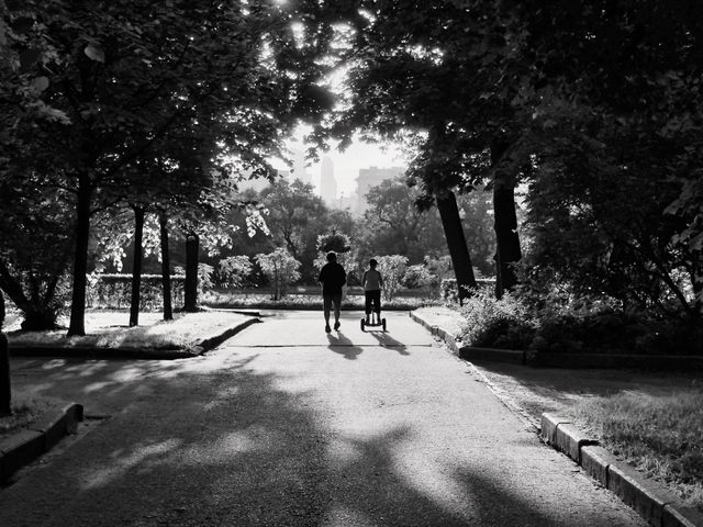 Dvoje ljudi na stazi kroz park, jedan se vozi na samobalansirajućem skuteru<p dir=ltrPorodični izlasci često se pretvore u haos - naročito kada u igri imate decu različitog uzrasta, svako sa svojim ritmom i strpljenjem. Re&scaron;enje je jednostavno: planiranje ritma dana, uz realan raspored prilagođen mogućnostima Kraljeva. U nastavku sledi konkretan, prilagodljiv plan koji možete oblikovati prema tome koliko dece vodite i koliko vremena imate na raspolaganju.<h2 dir=ltrZa&scaron;to planiranje menja porodične izlaske?</h2<p dir=ltrNeplaniran izlazak najče&scaron;će izgleda ovako: krene se kasno, prva stanica potraje duže nego &scaron;to je trebalo.&nbsp;<p dir=ltrSve ostalo se onda gura u sve kraći vremenski okvir. Deca postaju nestrpljiva, odrasli nervozni, a ono &scaron;to je trebalo da bude opu&scaron;tajući dan pretvara se u trku uz stalno gledanje na sat. Osnovni uzrok tog haosa retko je destinacija - gotovo uvek je u pitanju nedostatak strukture.<p dir=ltrKada unapred odredite grubi vremenski okvir, izlazak dobija ritam koji svima odgovara. Zamislite jutro koje počinje kratkom &scaron;etnjom ili laganim doručkom, nastavlja se aktivno&scaron;ću koja zahteva vi&scaron;e energije, a zavr&scaron;ava se mirnijim delom kada su svi već pomalo umorni. Taj obrazac - energičan početak, produktivna sredina, opu&scaron;ten kraj - pokazao se kao prirodan tok koji prati dečiji biolo&scaron;ki ritam.<p dir=ltrDodatna prednost planiranja jeste mogućnost da unapred imate alternativu spremnu ako ne&scaron;to ne krene po planu. Ako restoran bude pun ili padne ki&scaron;a ba&scaron; kada ste planirali park, imaćete rezervnu opciju umesto improvizacije u poslednjem trenutku. Ta mala doza predvidljivosti čini razliku između izlaska koji pamtite sa osmehom i onog koji radije brzo zaboravite. Mogućnost rezervne opcije smanjuje stres i čuva dobar ton dana.<h2 dir=ltrKako rasporediti dan prema uzrastu dece?</h2<p dir=ltrDeca različitog uzrasta imaju različite potrebe za pažnjom, kretanjem i odmorom, pa jedan raspored retko odgovara svima podjednako. Pred&scaron;kolci brzo gube koncentraciju i traže fizičku aktivnost, dok &scaron;kolarci mogu duže da izdrže mirnije sadržaje poput bioskopa ili razgledanja. Ako u porodici imate oba tipa, najbolje je naizmenično kombinovati sadržaje kako niko ne bi predugo čekao na svoj red.<p dir=ltrPraktičan način da organizujete dan je da ga podelite na tri jasne celine:<ul<li dir=ltr<p dir=ltrAktivan deo- &scaron;etnja, igrali&scaron;te ili prostor gde deca mogu da se pokreću i tro&scaron;e energiju.</li<li dir=ltr<p dir=ltrMiran deo- obrok, kupovina ili aktivnost koja ne zahteva veliki fizički napor.</li<li dir=ltr<p dir=ltrZabavan deo- bioskop, igraonica ili neka vrsta nagrade za strpljenje tokom dana.</li</ul<p dir=ltrOvakva podela pomaže da izbegnete situaciju u kojoj mlađe dete gubi strpljenje dok stariji član porodice čeka red za probu odeće. Kada aktivnosti smenjujete po intenzitetu, energija u porodici ostaje ujednačena, a manje je verovatno da će bilo ko u porodici pući pre kraja dana. Naizmeničnost aktivnosti održava ravnotežu i smanjuje frustraciju.<p dir=ltr<img class=fr-dib fr-draggable src=/login/images/glenn-carstens-peters-RLw-UC03Gwc-unsplash---763a83edd0e0ba2b4d32af6208f14f0f7323e697.jpg style=width: 100%; alt= Ruka drži hemijsku olovku i označava stavku u svesci sa kućicama<h2 dir=ltrGde pronaći praktične opcije za kupovinu i odmor</h2<p dir=ltrDeo dana koji često oduzima najvi&scaron;e vremena jeste upravo kupovina, posebno kada treba obići vi&scaron;e radnji za različite potrebe - odeću za dete, sitnice za dom ili hranu za nedelju koja dolazi.&nbsp;<p dir=ltrUmesto obilaska nekoliko lokacija po gradu, mnoge porodice biraju <a href=https://www.bigcenters.rs/kraljevo/mesto za &scaron;oping u Kraljevu</a gde se veći broj potreba može re&scaron;iti na jednom mestu, bez nepotrebnog gubljenja vremena u vožnji između različitih delova grada.<p dir=ltrTakav pristup posebno ima smisla kada je vreme ograničeno, a lista obaveza duga. Konkretan primer je dok jedan roditelj bira kućne potrep&scaron;tine u jednoj radnji, drugi član porodice u susednoj prodavnici bira odeću za dete, a posle petnaest minuta se sastanu na zajedničkom mestu za pauzu. Ovakav raspored &scaron;tedi vreme i sprečava da kupovina postane najnaporniji deo dana.<p dir=ltrPored praktičnosti, ovakva mesta obično imaju i prostor za kratak predah - klupe, kafić ili prostor gde deca mogu da se odmore dok odrasli zavr&scaron;avaju poslednje kupovine.&nbsp;<p dir=ltrKada je sve na dohvat ruke, <a href=https://mojbazar.rs/blog/kako-pronaci-savrsen-ritam-izmedju-roditeljstva-i-svakodnevnih-obaveza.htmlroditelji lak&scaron;e zadržavaju kontrolu nad tempom dana</a, a deca ne provode previ&scaron;e vremena u čekanju bez sadržaja koji ih zanima. Kupovina na jednom mestu smanjuje stres i skraćuje vreme čekanja.<h2 dir=ltrStrategije da u&scaron;tedite vreme i izbegnete gužve</h2<p dir=ltrVreme izlaska često određuje da li će dan proteći opu&scaron;teno ili u gužvi. Prepodnevni sati radnim danima obično su mirniji od popodneva vikendom, kada je najveći broj porodica sa istom idejom napolju. Ako imate fleksibilnost u rasporedu, birajte termine van &scaron;pica - u&scaron;tedećete vreme na parkiranju, čekanju u redu i traženju slobodnog stola u restoranu.<p dir=ltrNekoliko praktičnih koraka može dodatno olak&scaron;ati organizaciju:<ul<li dir=ltr<p dir=ltrNapravite kratku listu prioriteta- odredite &scaron;ta mora da se obavi, a &scaron;ta je opciono ako ostane vremena.</li<li dir=ltr<p dir=ltrProverite radno vreme unapred- izbegavate situaciju da stignete kada je ne&scaron;to već zatvoreno.</li<li dir=ltr<p dir=ltrPonesite osnovne potrep&scaron;tine za decu- voda, užina ili igračka mogu sprečiti nepotreban nemir tokom čekanja.</li<li dir=ltr<p dir=ltrOstavite prostor za improvizaciju- ne mora sve ići tačno po planu da bi izlazak bio uspe&scaron;an.</li</ul<p dir=ltrZanimljivo je da ponekad ba&scaron; odstupanje od plana donese najbolji deo dana - neplanirana pauza za sladoled ili slučajno pronađena klupa u hladu mogu ostati u sećanju duže od glavne aktivnosti koja je bila u fokusu. Fleksibilnost, dakle, nije suprotnost planiranju, već njegov prirodan nastavak kada se okolnosti promene.<p dir=ltrNa kraju, ono &scaron;to čini razliku između haotičnog i opu&scaron;tenog porodičnog izlaska retko je <a href=https://www.mojbazar.rs/blog/savrsene-destinacije-za-odmor.htmldestinacija</a sama po sebi - najče&scaron;će je to način na koji je vreme raspoređeno i koliko su očekivanja usklađena sa realnim mogućnostima svih učesnika. Zato pre sledećeg izlaska u Kraljevu odvojite pet minuta za grub raspored - ta mala priprema često pravi najveću razliku.