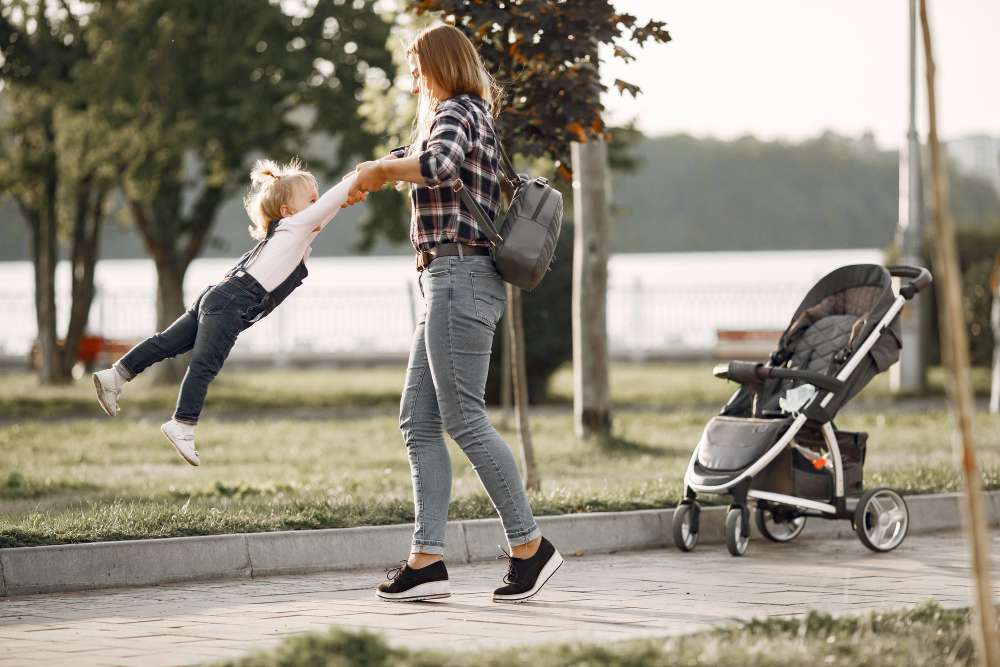 kišobran kolica<p dir=ltrŠetnje sa bebom predstavljaju jedan od najlepših načina da roditelji provedu kvalitetno vreme sa svojim detetom. Bez obzira na to da li šetate po užurbanim gradskim ulicama ili istražujete mirne staze u prirodi, ove svakodnevne aktivnosti pomažu bebama da se opuste, udahnu svež vazduh i dobiju nove stimulacije koje podstiču njihov razvoj.<p dir=ltrZa roditelje, šetnja pruža priliku da se povežu sa svojim mališanom i na trenutak pobegnu od svakodnevnih obaveza. Međutim, uspešna i opuštena šetnja zavisi od prave opreme, a tu kišobran kolica igraju ključnu ulogu.<h2 dir=ltrKako kišobran kolica olakšavaju svakodnevne šetnje po gradu i prirodi?</h2<p dir=ltr<a href=https://kiddyjoy.rs/decija_kolicaKišobran kolica</a su pravi spas za roditelje koji žele da uživaju u svakodnevnim šetnjama bez komplikacija. Njihov lagan i kompaktan dizajn čini ih idealnim za brze izlaske iz kuće, bilo da idete u park, prodavnicu ili na duže šetnje po prirodi. Za razliku od tradicionalnih kolica, kišobran kolica su lako sklopiva i mogu se bez problema nositi jednom rukom ili smestiti u prtljažnik automobila, što omogućava veću fleksibilnost i praktičnost. Roditelji koji žive u gradovima posebno će ceniti ovu karakteristiku jer često moraju da se suoče sa uskim trotoarima, gužvama i stepenicama.<p dir=ltrPored toga, kišobran kolica su poznata po svojoj izdržljivosti i jednostavnom manevrisanju. Zahvaljujući njihovim okretnim točkovima i ergonomskom dizajnu, lako se voze čak i po neravnim terenima, što znači da nema prepreka ni za odlazak u prirodu. Bilo da se odlučite za šetnju po parku, šumi ili kraj reke, kišobran kolica omogućavaju bezbednu i udobnu vožnju za vašu bebu. Na taj način roditelji mogu da istražuju nova mesta sa svojim mališanom, bez brige o tome kako će kolica podneti teren ili koliko će prostora zauzeti kada dođe vreme za povratak kući.<h2 dir=ltrKoje osobine tražiti u kolicima za aktivne porodične šetnje?</h2<p dir=ltrKada birate kolica za aktivne <a href=https://nova.rs/magazin/zdravlje/zasto-je-dobro-da-novopeceni-roditelji-provode-vreme-na-svezem-vazduhu/porodične šetnje</a, važno je obratiti pažnju na nekoliko ključnih osobina koje će vam olakšati život i učiniti svaku šetnju prijatnijom. Prva stvar na koju treba misliti je težina i veličina kolica. Za roditelje koji planiraju česte izlete ili šetnje, lagana i kompaktna kolica su neophodna. Ona se lako sklapaju i rasklapaju, ne zauzimaju puno prostora u prtljažniku automobila i mogu se jednostavno nositi ili odložiti. <p dir=ltrPored toga, obratite pažnju na točkove i vešanje. Kolica sa većim, čvrstim točkovima i dobrom amortizacijom pružaju veću stabilnost i udobnost na različitim terenima, što znači da ne morate brinuti ako odlučite da odete na šetnju po pesku, travi ili šumskim stazama. Još jedna važna karakteristika je podesivi naslon sedišta, koji omogućava bebi da udobno spava ili posmatra okolinu. Konačno, potražite kolica sa dodatnim prostorom za odlaganje, kao što su korpe za stvari i torbice, kako biste lako mogli da ponesete sve što vam treba za bebin komfor tokom šetnje.<h2 dir=ltrPrednosti boravka na svežem vazduhu za razvoj i zdravlje deteta</h2<p dir=ltrBoravak na svežem vazduhu ima brojne benefite za fizički i mentalni razvoj deteta. Jedna od glavnih prednosti je to što <a href=https://www.mojbazar.rs/blog/u-zdravom-telu-zdrav-duh.htmlsvež vazduh</a i prirodni svetlo stimulišu dečija čula i pomažu u razvijanju njihovog imunološkog sistema. Deca koja provode više vremena napolju imaju bolje navike spavanja, a svež vazduh doprinosi kvalitetnijem snu, što je ključno za njihov rast i razvoj. Šetnje na otvorenom omogućavaju bebama da se opuste, udišu čist vazduh i budu izloženi prirodnim zvucima i vizuelnim stimulacijama, što doprinosi razvoju njihovih kognitivnih i motoričkih sposobnosti.<p dir=ltrPored toga, vreme provedeno napolju podstiče fizičku aktivnost, čak i kod najmlađih. Bebe koje su u kolicima tokom šetnji dobijaju priliku da posmatraju svet oko sebe, a kako rastu, sve više žele da se igraju i kreću. Šetnje omogućavaju roditeljima da podrže ovu radoznalost, vodeći ih na nova mesta, upoznavajući ih sa različitim teksturama, zvucima i prizorima. Sve ovo pomaže u razvijanju osećaja za ravnotežu, koordinaciju i prostornu orijentaciju kod dece.<h2 dir=ltrUčinite svaku šetnju posebnom: Ideje za zabavne aktivnosti sa bebom</h2<p dir=ltrSvaka šetnja može biti prilika za stvaranje posebnih uspomena sa vašim mališanom, a nekoliko jednostavnih ideja može učiniti te trenutke još zabavnijim. Na primer, dok šetate parkom možete istraživati različite zvukove i boje koje vas okružuju. Pokažite bebi cveće, drveće ili oblake i razgovarajte sa njom o tome što vidite. Iako možda još ne razume sve reči, uživaće u vašem glasu i pažnji. <p dir=ltrJoš jedna zabavna aktivnost je da svojoj bebi pričate priče tokom šetnje. Priče, a i pesmice i rime mogu dodatno stimulisati razvoj sluha i govora kod vašeg mališana. Osim toga, možete organizovati male igre poput lova na blago, koje su prilagođene uzrastu vašeg deteta. Potražite predmete kao što su šišarke, lišće ili kamenčiće interesantnih oblika i pomozite bebi da ih uoči i dodirne. Takve aktivnosti ne samo da jačaju vašu vezu, već pomažu i u razvijanju njenih kognitivnih i senzomotornih veština.